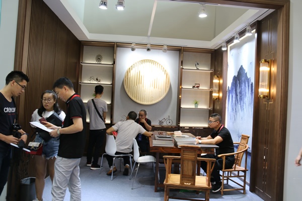 然一(yī)整木(mù)